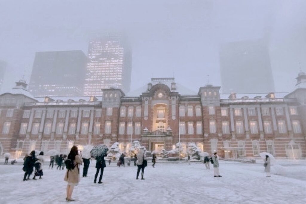 あたり一面雪に覆われた東京駅