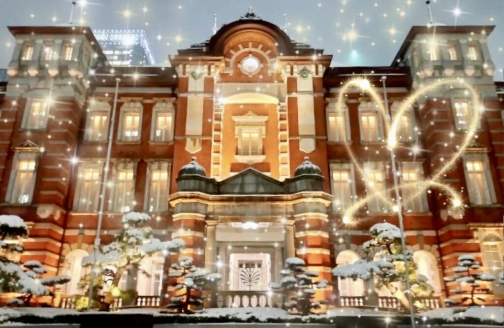 東京駅の雪景色　ライトアップ